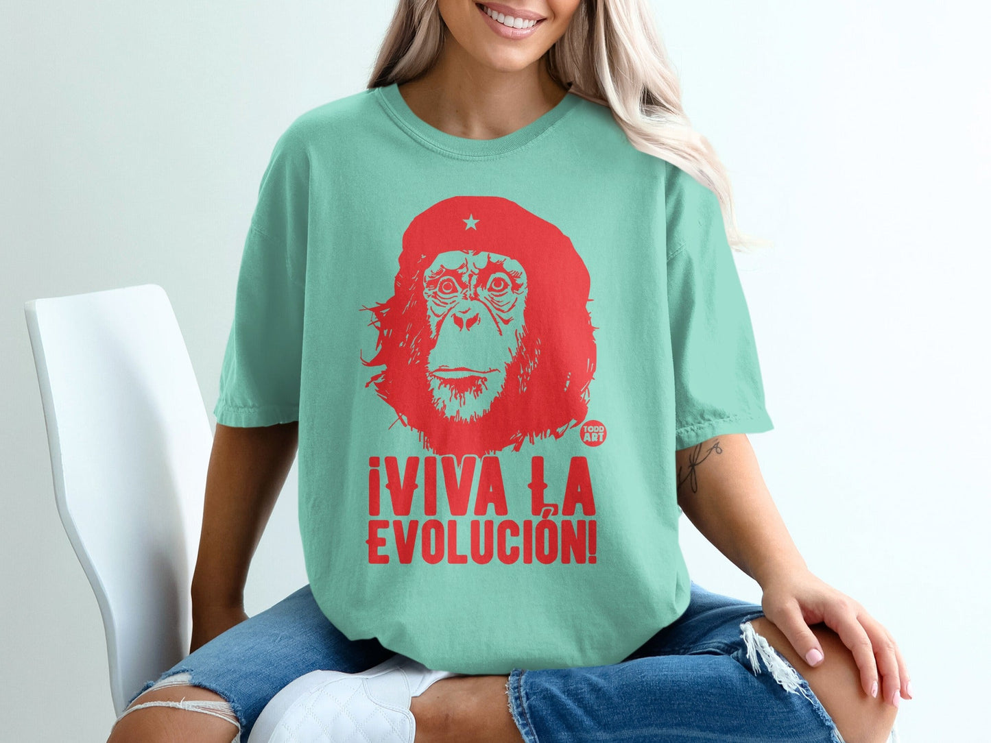 Teal t-shirt with red graphic of Che Guevara and "¬°VIVA LA EVOLUCI√ìN!"