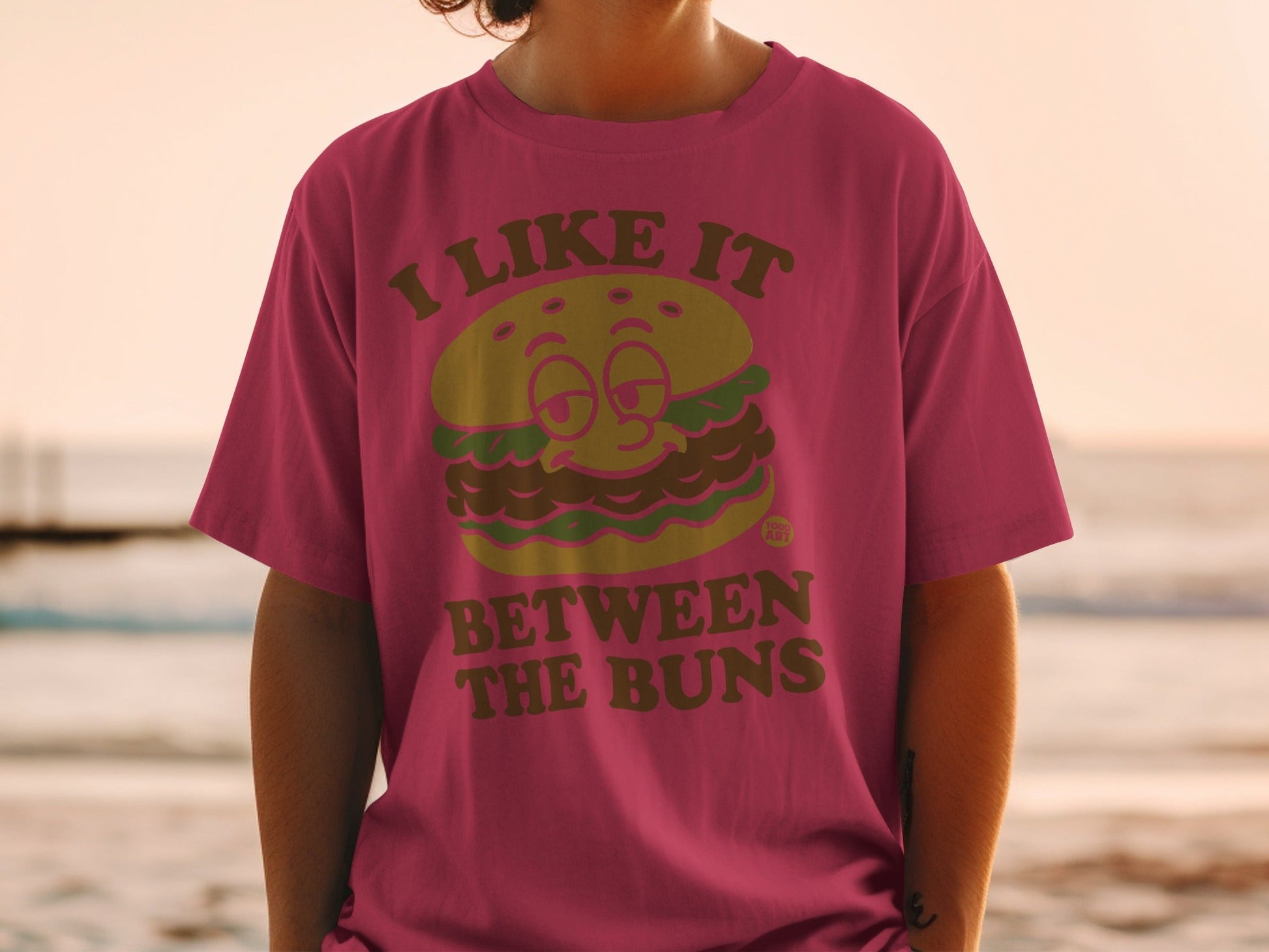 I Like It Between The Buns Cartoon Graphic T-shirt