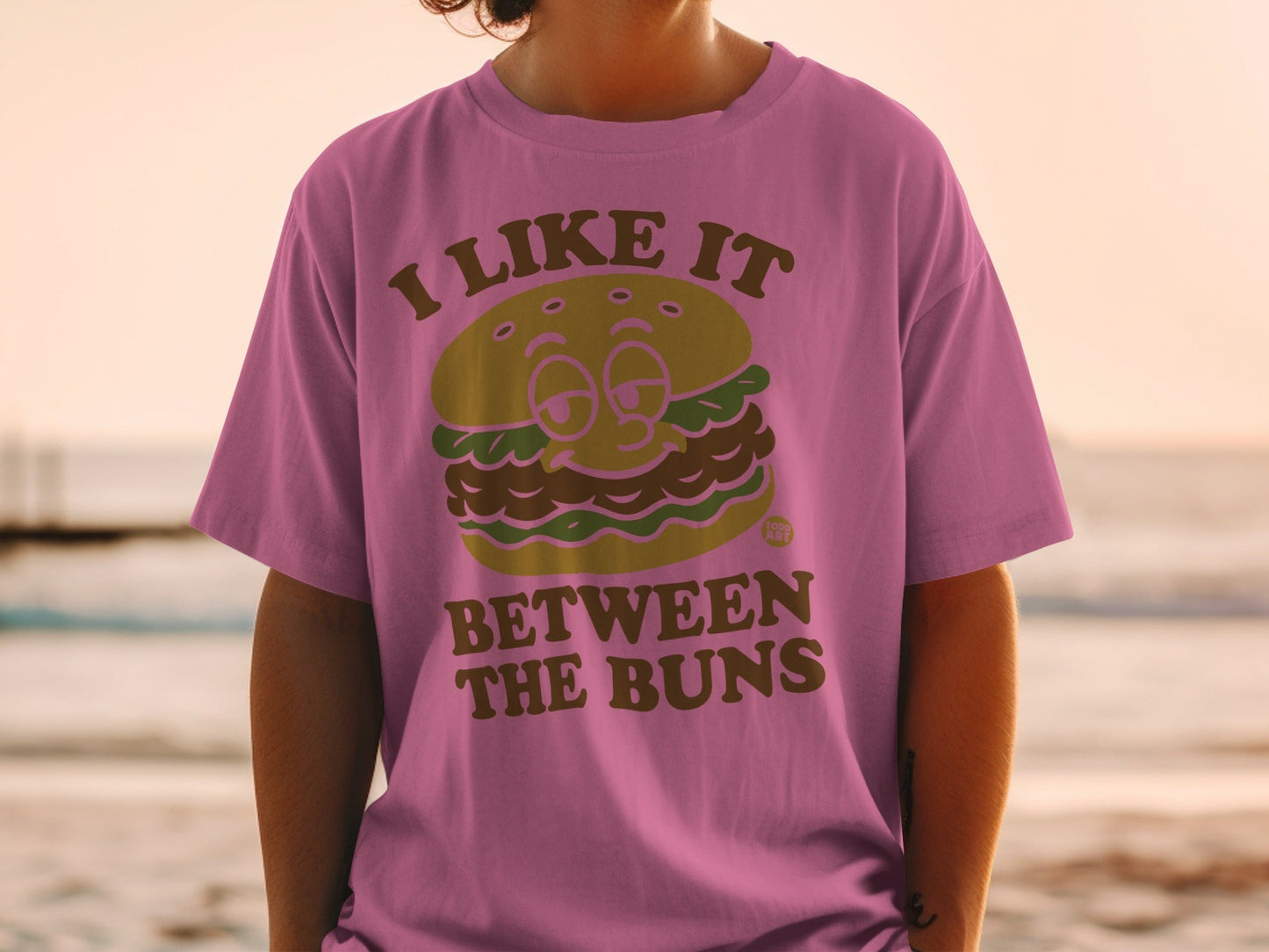 I Like It Between The Buns Funny Graphic T-Shirt