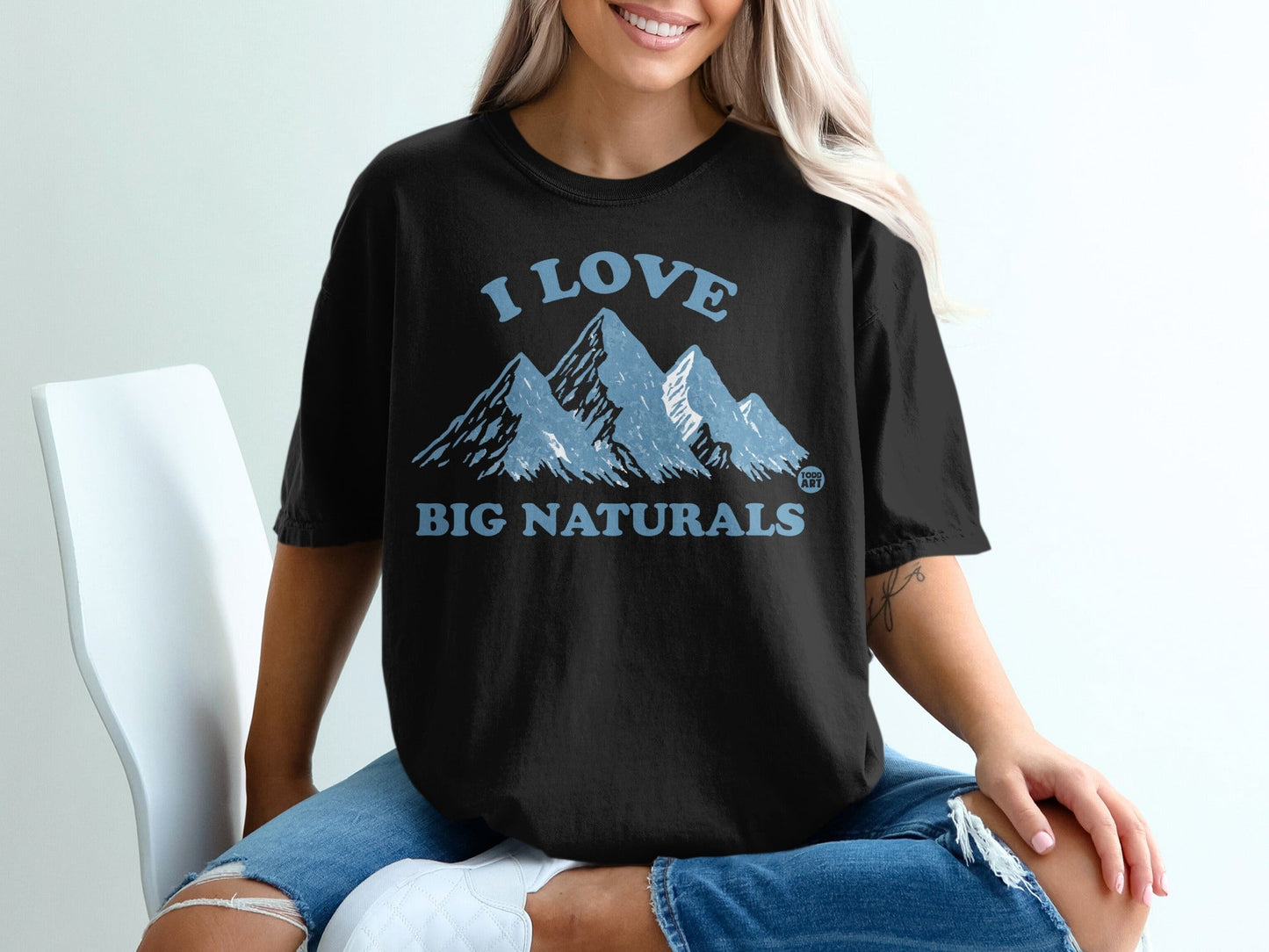 Black t-shirt with "I love big naturals" and mountain graphic.