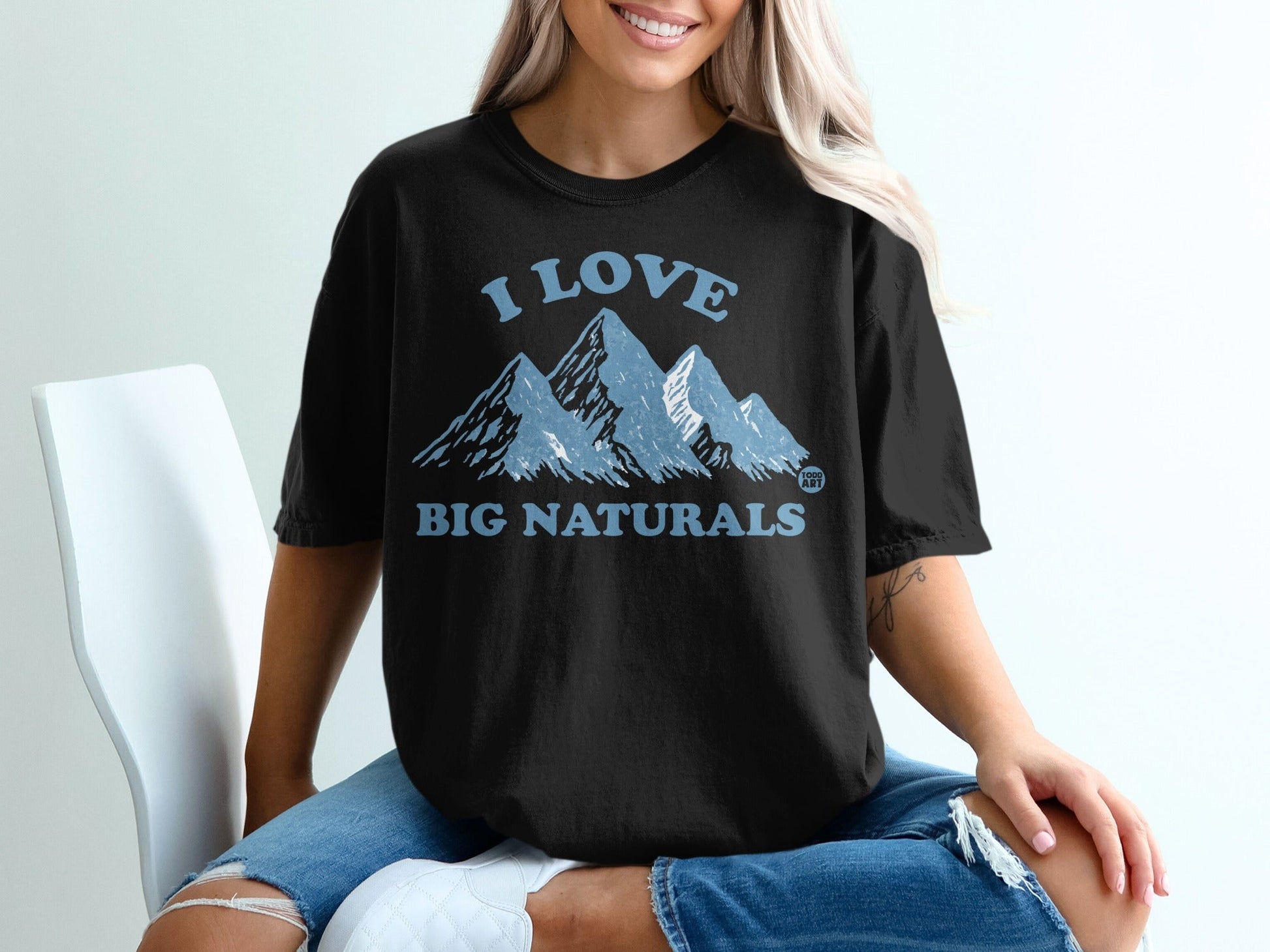 Black t-shirt with "I love big naturals" and mountain graphic.