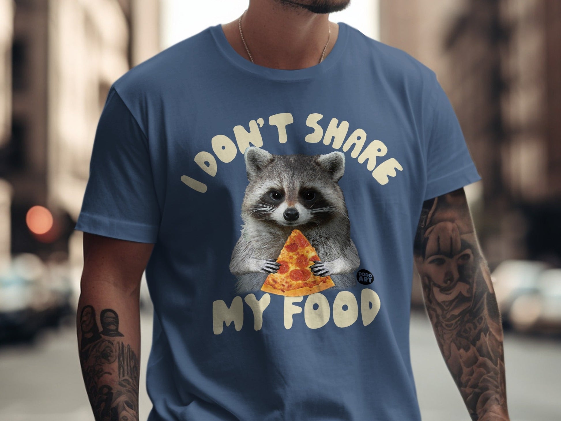 T-shirt with raccoon holding a slice of pizza and text "I DON'T SHARE MY FOOD".