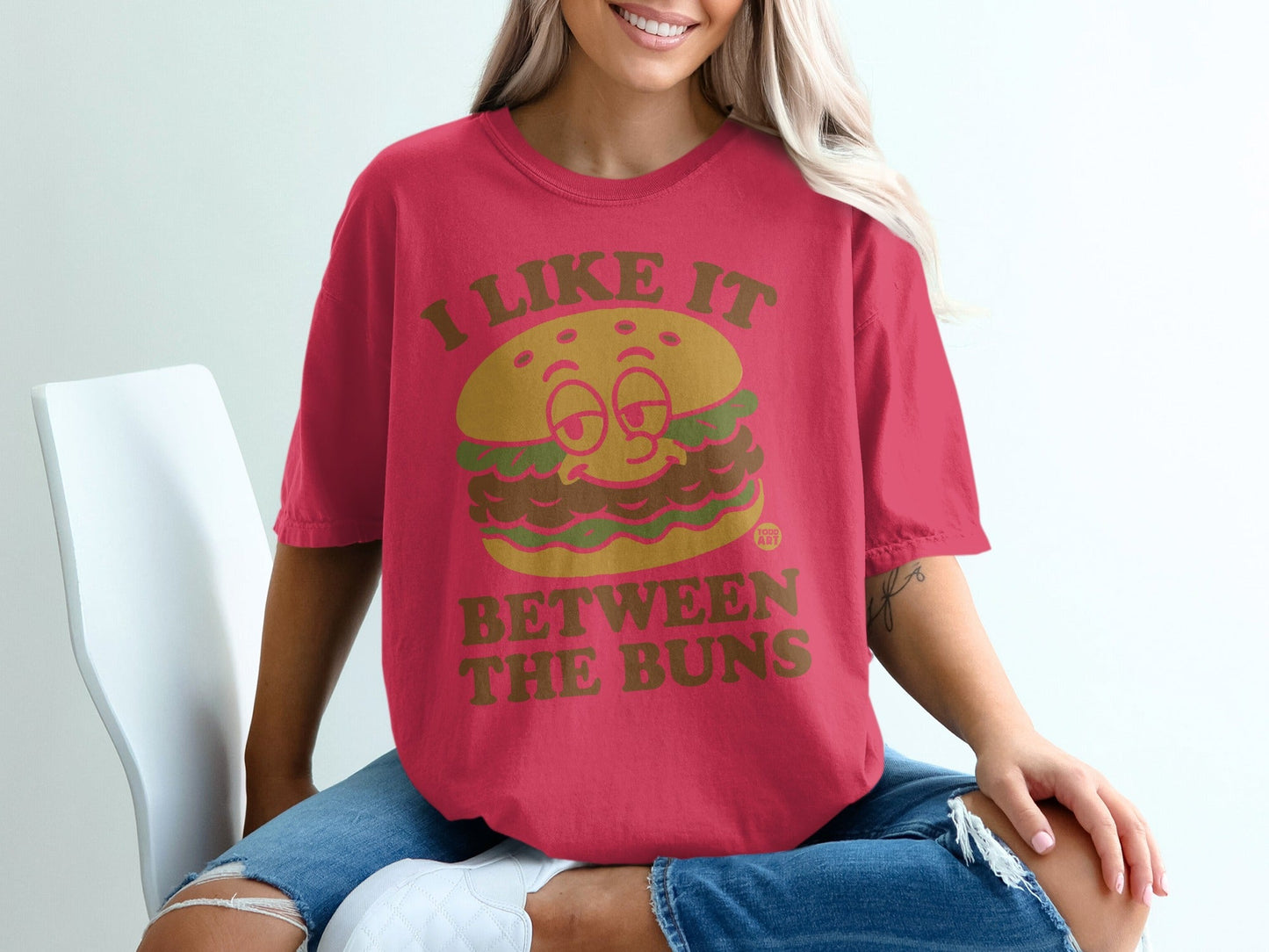 I Like It Between The Buns Funny Graphic T-Shirt
