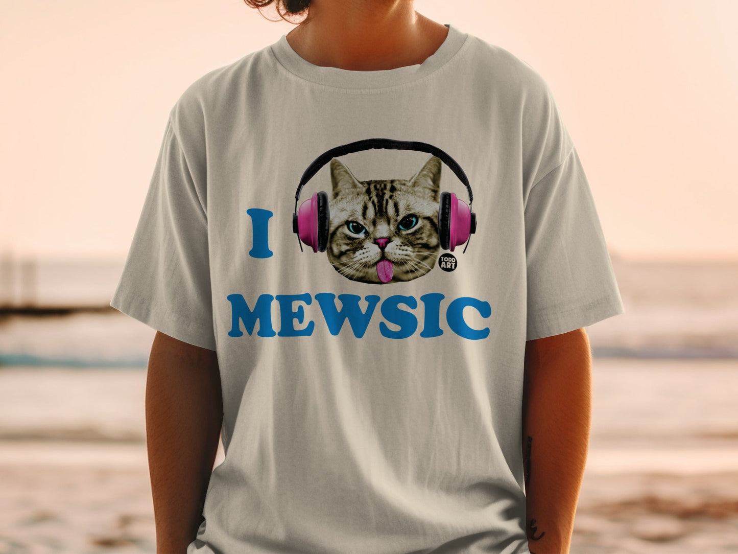T-shirt with a cat wearing headphones and the text "I MEWSIC".