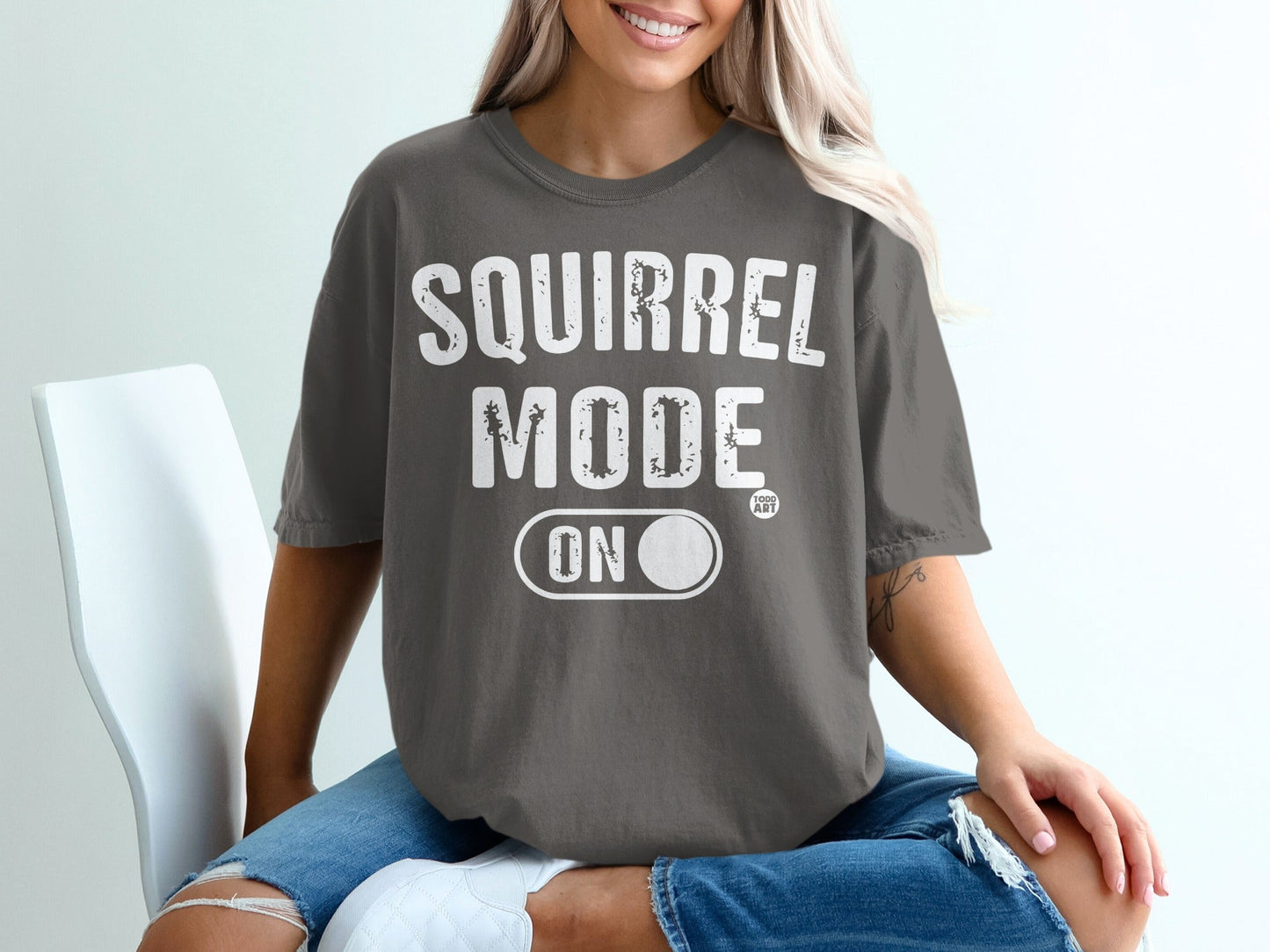 T-shirt with "SQUIRREL MODE ON" text and a circle graphic.