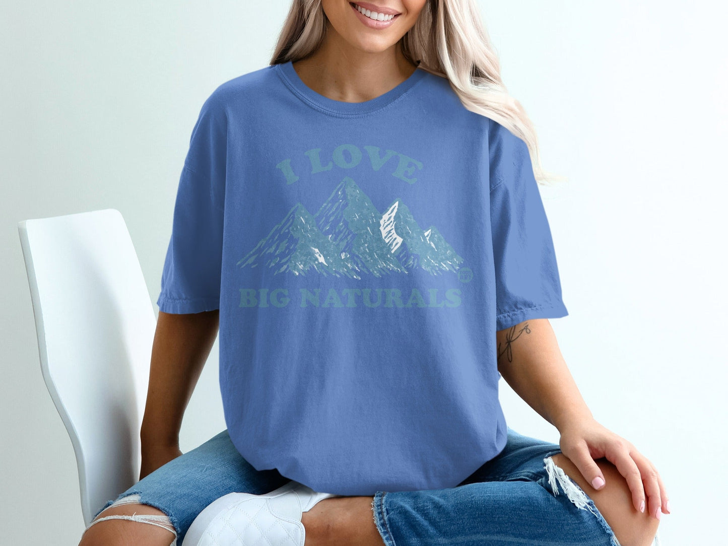 Blue t-shirt with "I love BIG NATURALS" and mountain graphic.
