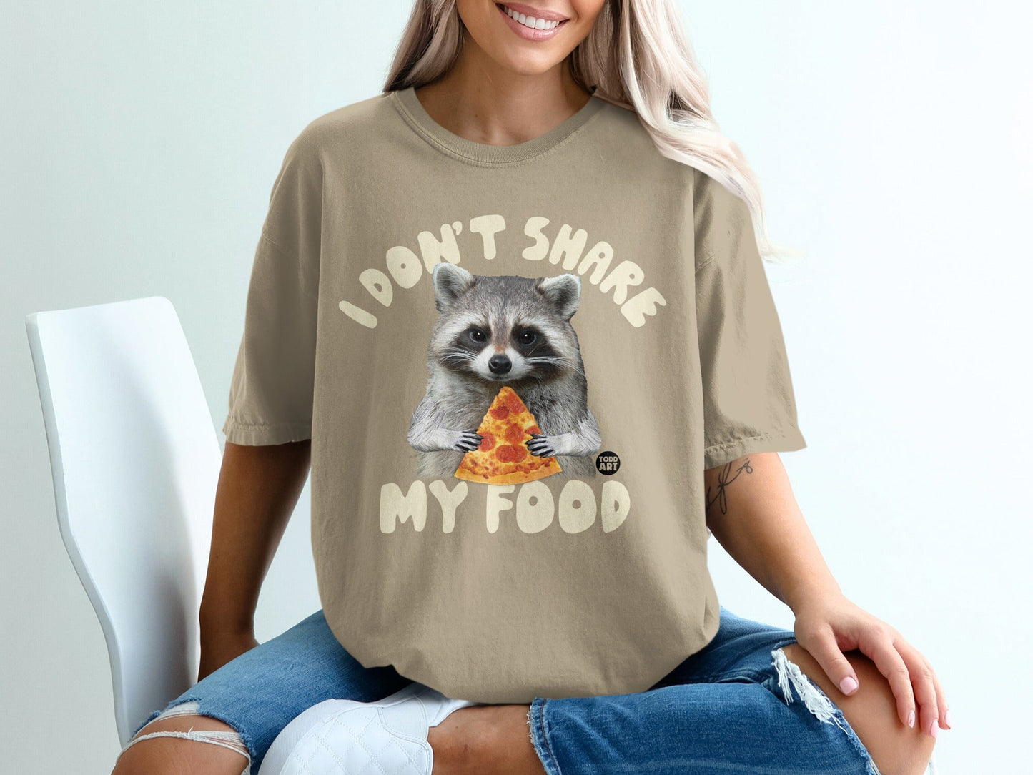 T-shirt with raccoon eating pizza and text "I don't share my food".