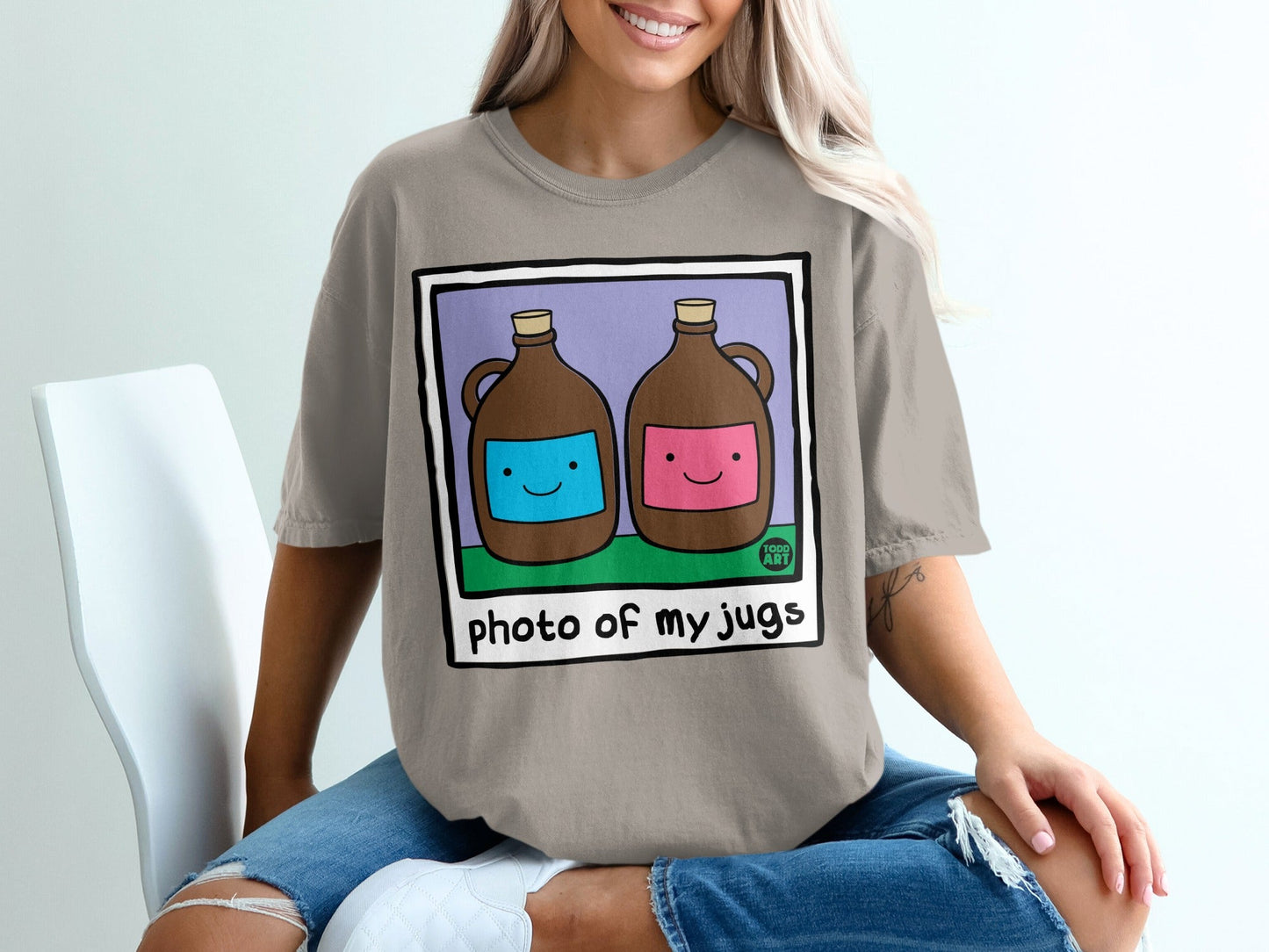 Cartoon jugs with smiling faces on a t-shirt.