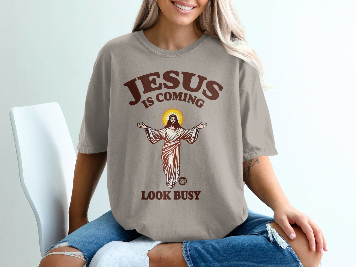 Jesus coming shirt with sunburst and inscription "Jesus is coming Look Busy."