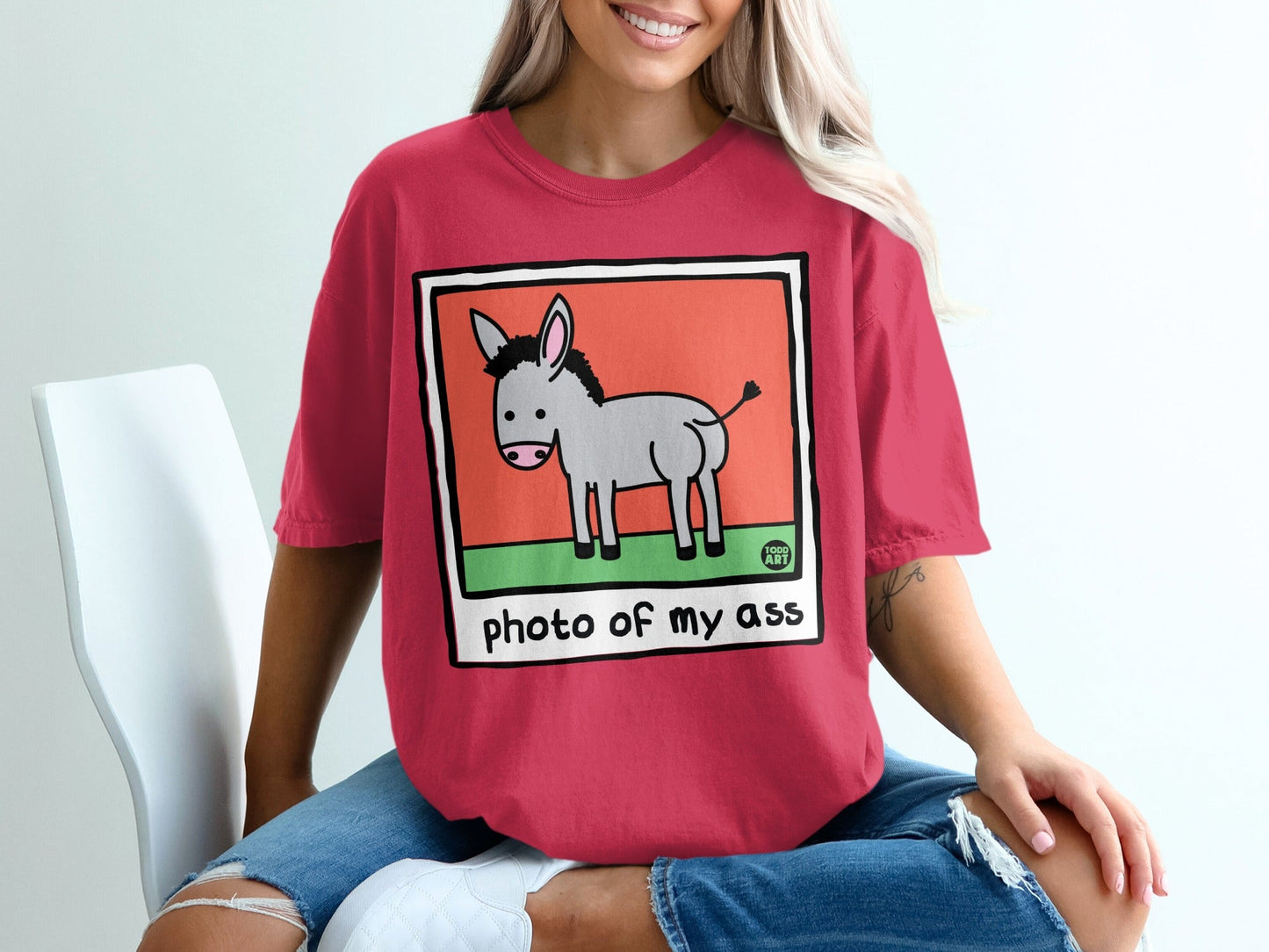 T-shirt with illustration of a donkey and "photo of my ass" text.
