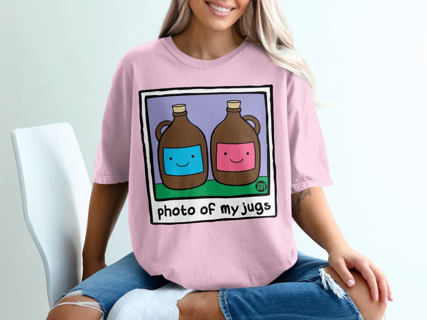 Two cartoon jugs with smiling faces, one brown, one pink, on a purple background.