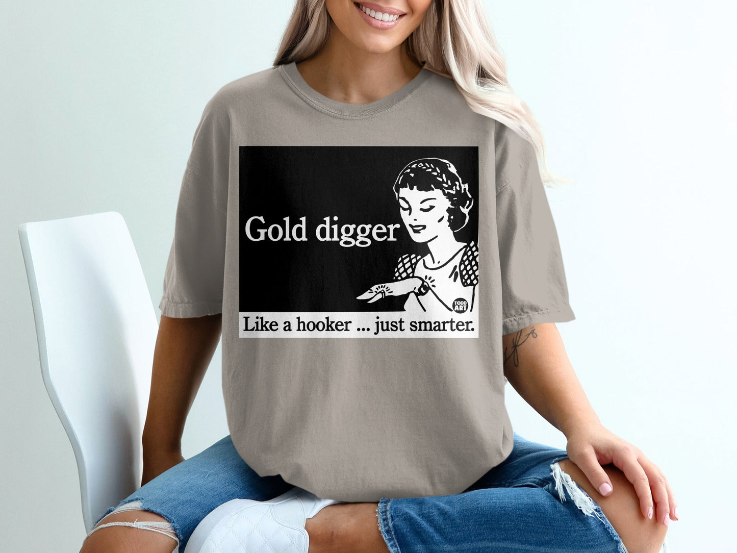 T-shirt with "Gold digger" and a retro illustration of a woman checking her watch.