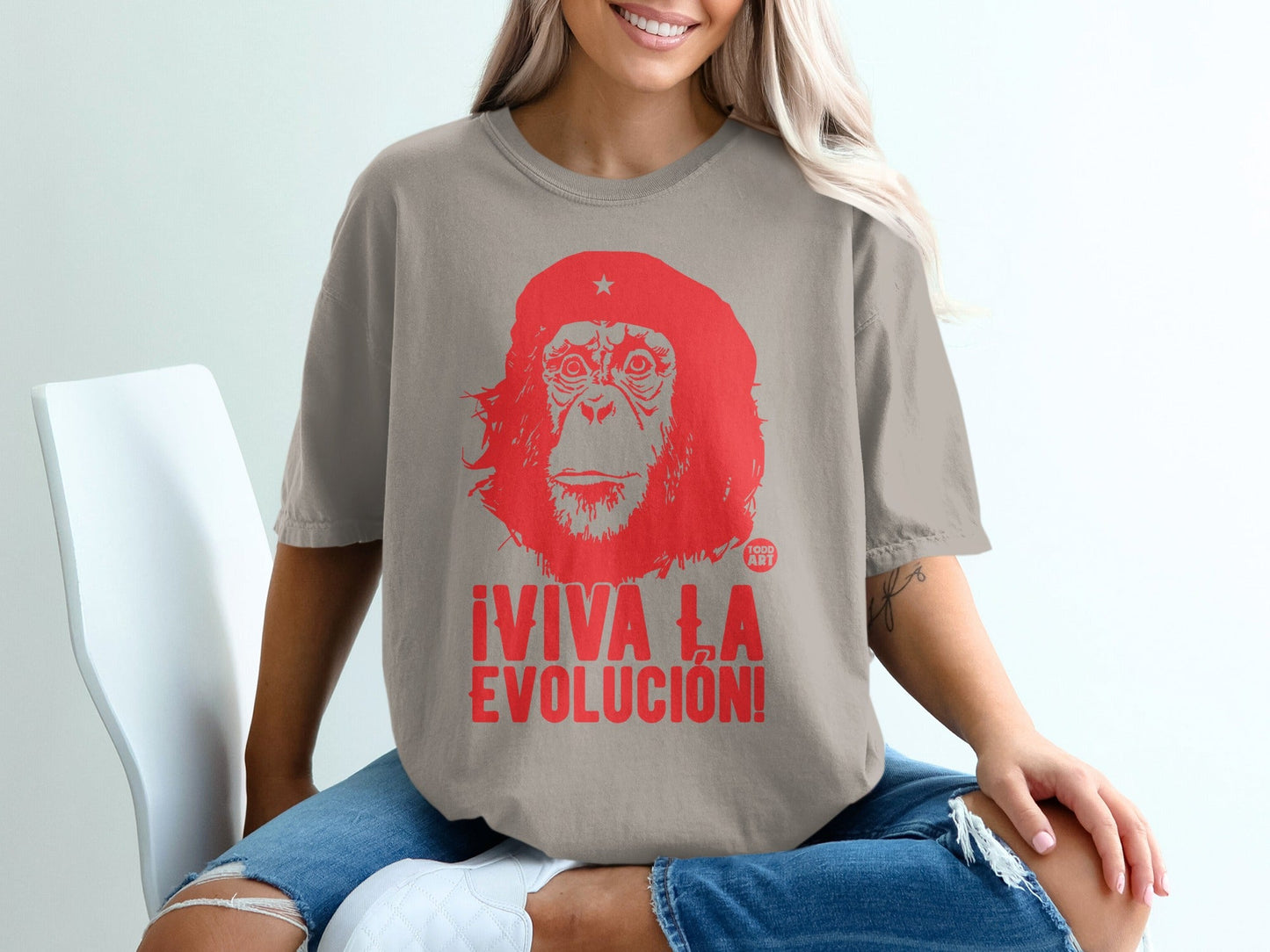 T-shirt with red graphic of a monkey's face and "¬°VIVA LA EVOLUCI√ìN!".