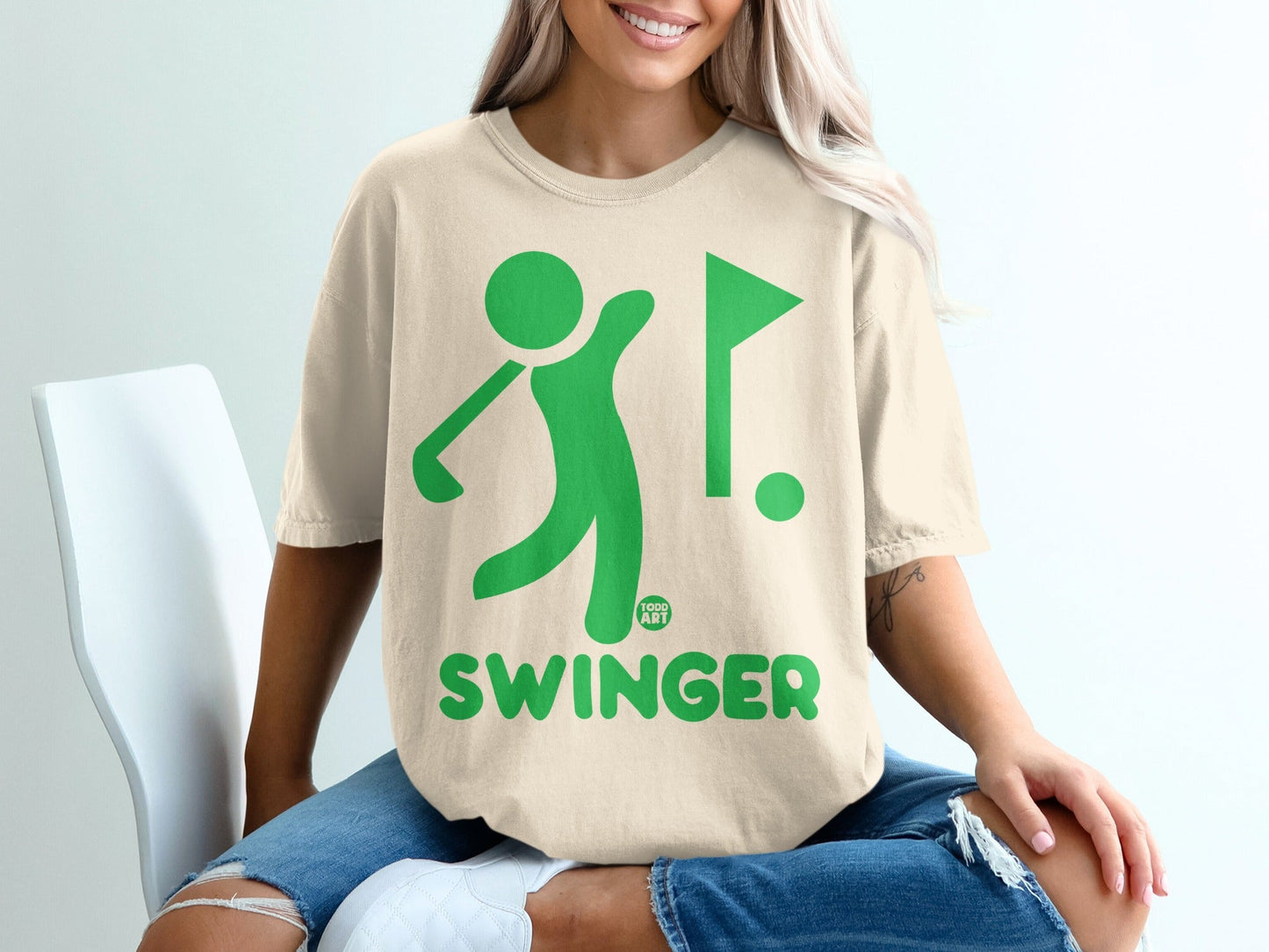 Green golf player icon with flag and text SWINGER.