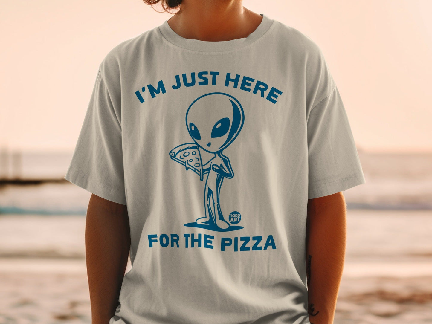 T-shirt with alien holding pizza and text "I'M JUST HERE FOR THE PIZZA".