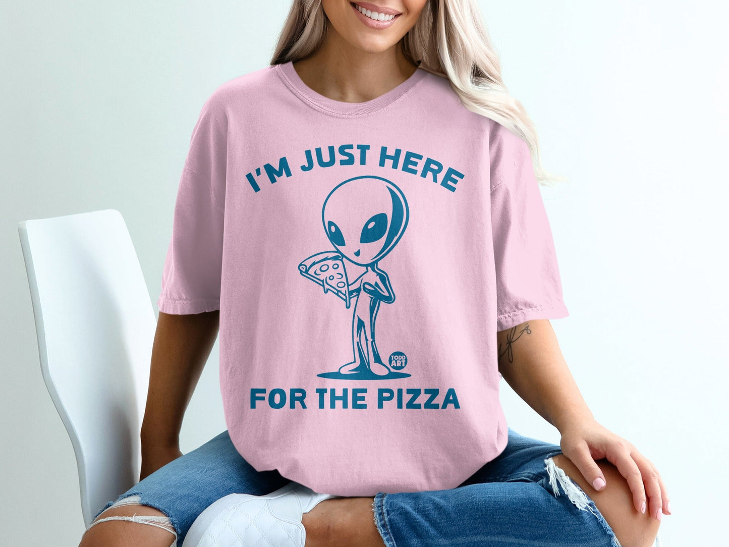 Pink t-shirt with alien holding pizza and text "I'm just here for the pizza".