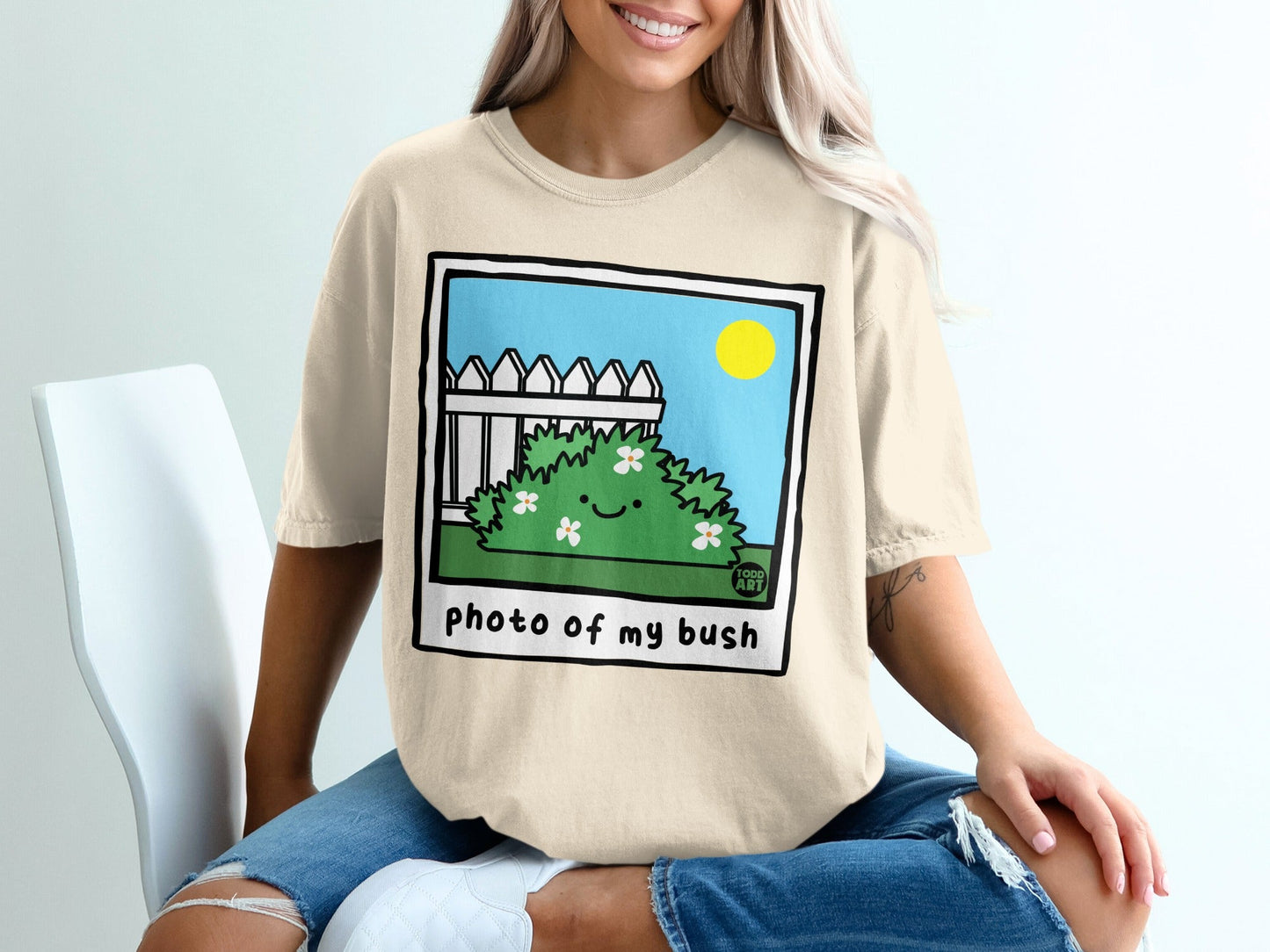 Illustration of a smiling bush with a white fence and sun.