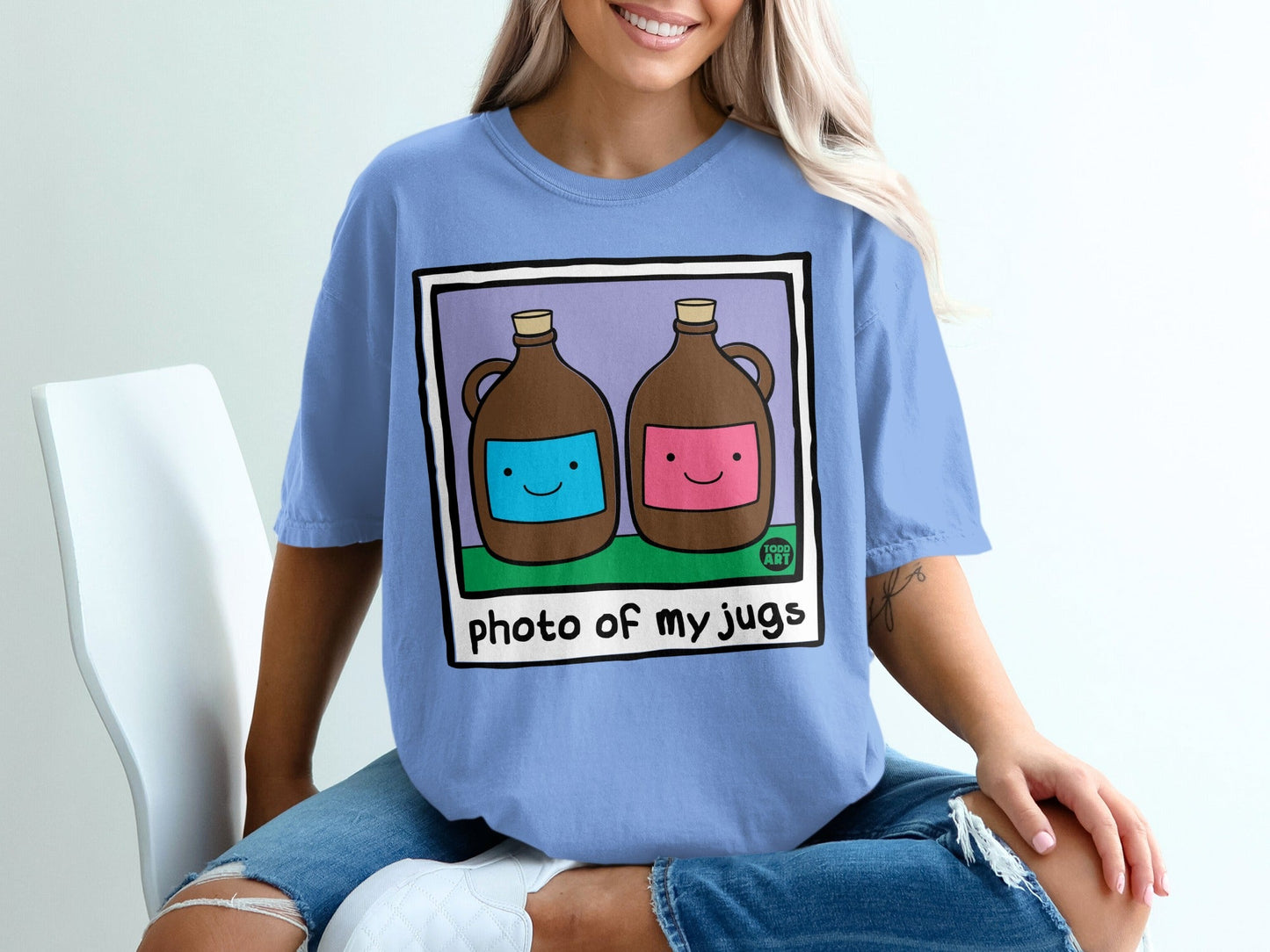 Illustration of two brown jugs with smiley faces on a t-shirt.