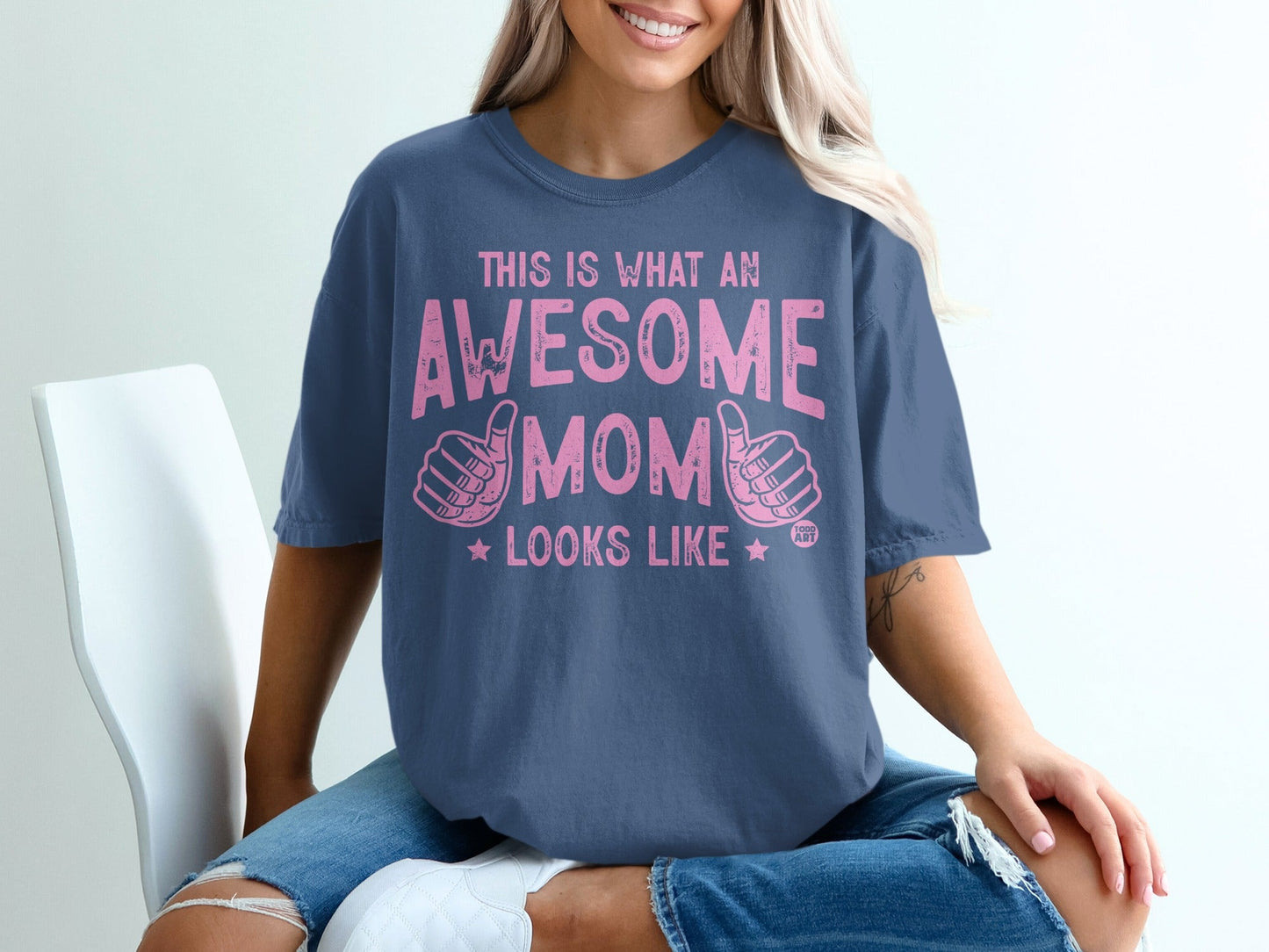 Blue t-shirt with pink text reading "THIS IS WHAT AN AWESOME MOM LOOKS LIKE".