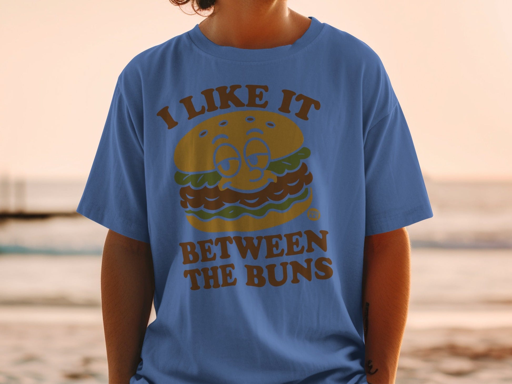 I Like It Between The Buns Burger Graphic T-Shirt