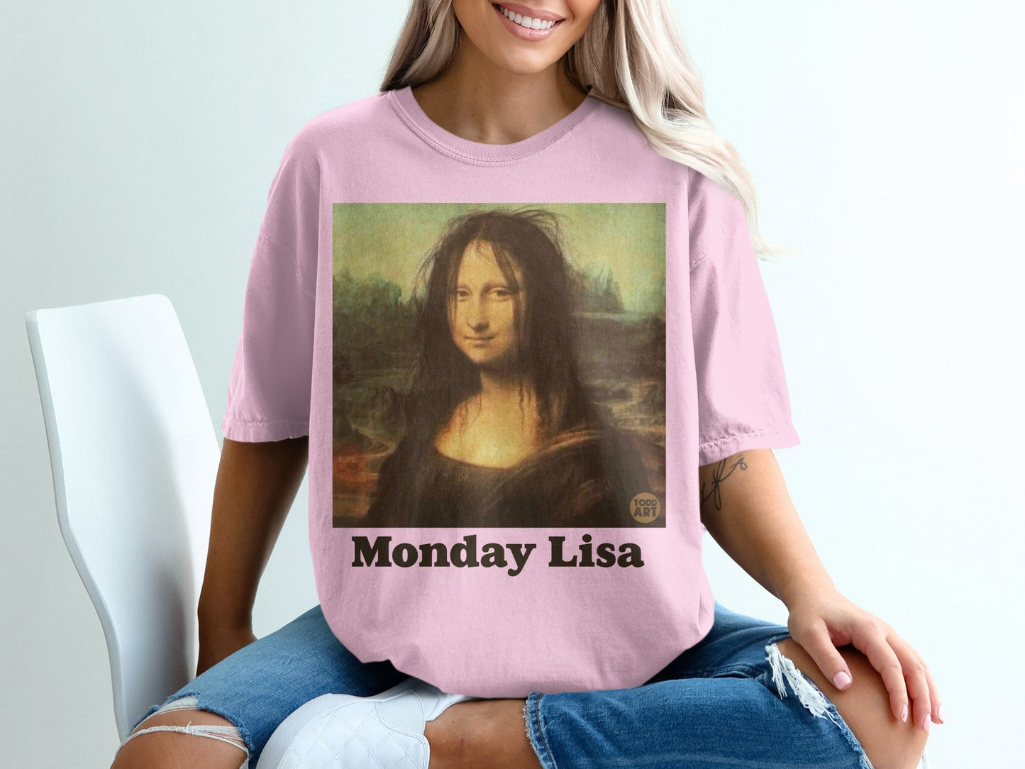Pink t-shirt with Mona Lisa artwork and "Monday Lisa" text.