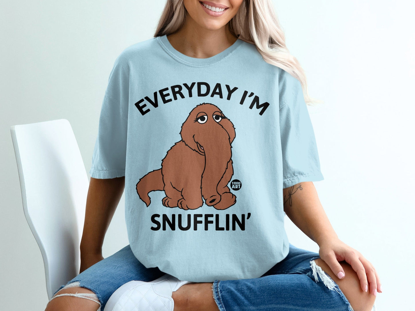 Light blue t-shirt with "EVERYDAY I'M SNUFFLIN'" and a Muppet character.