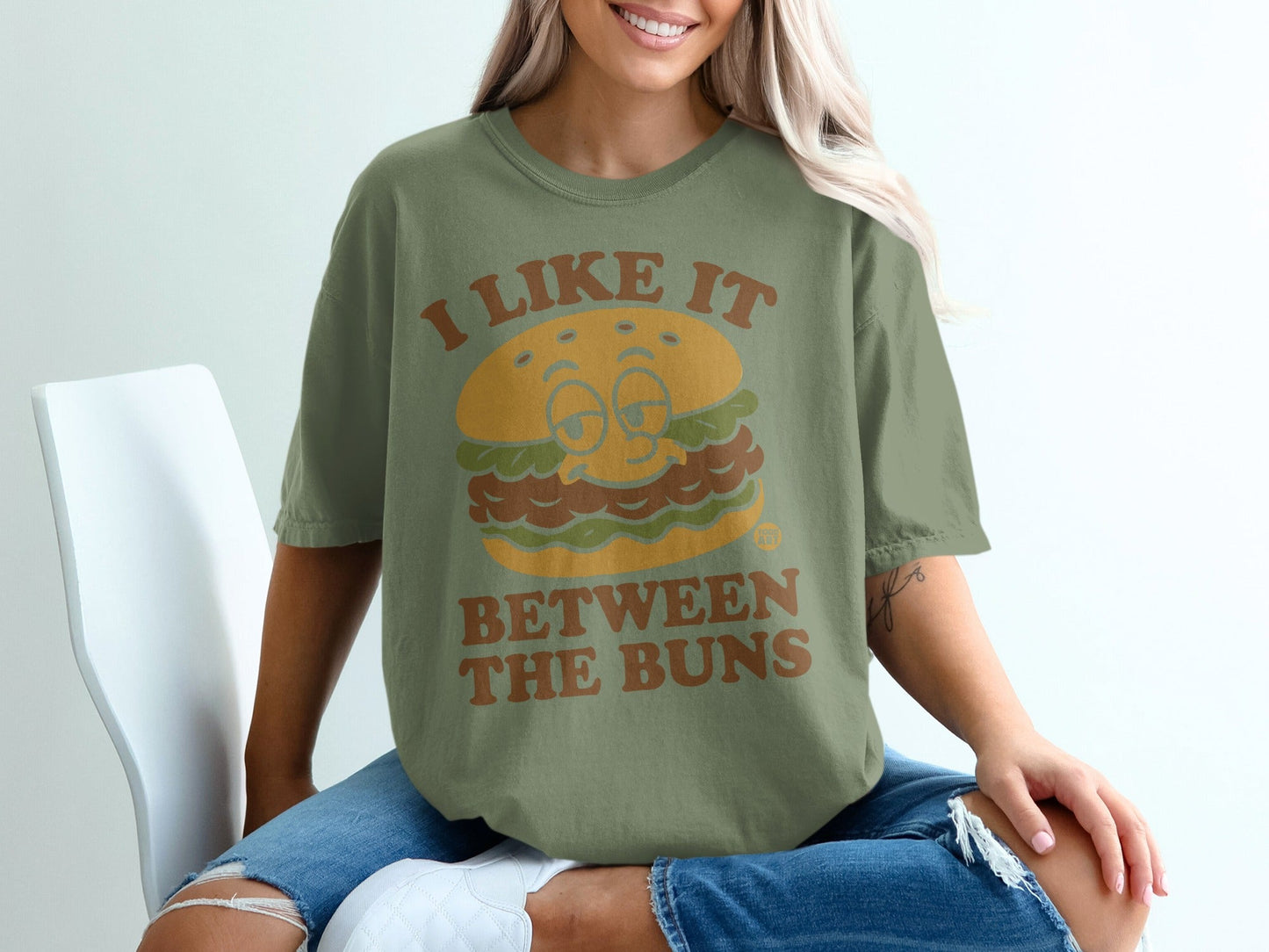 I Like It Between The Buns Funny Graphic T-shirt